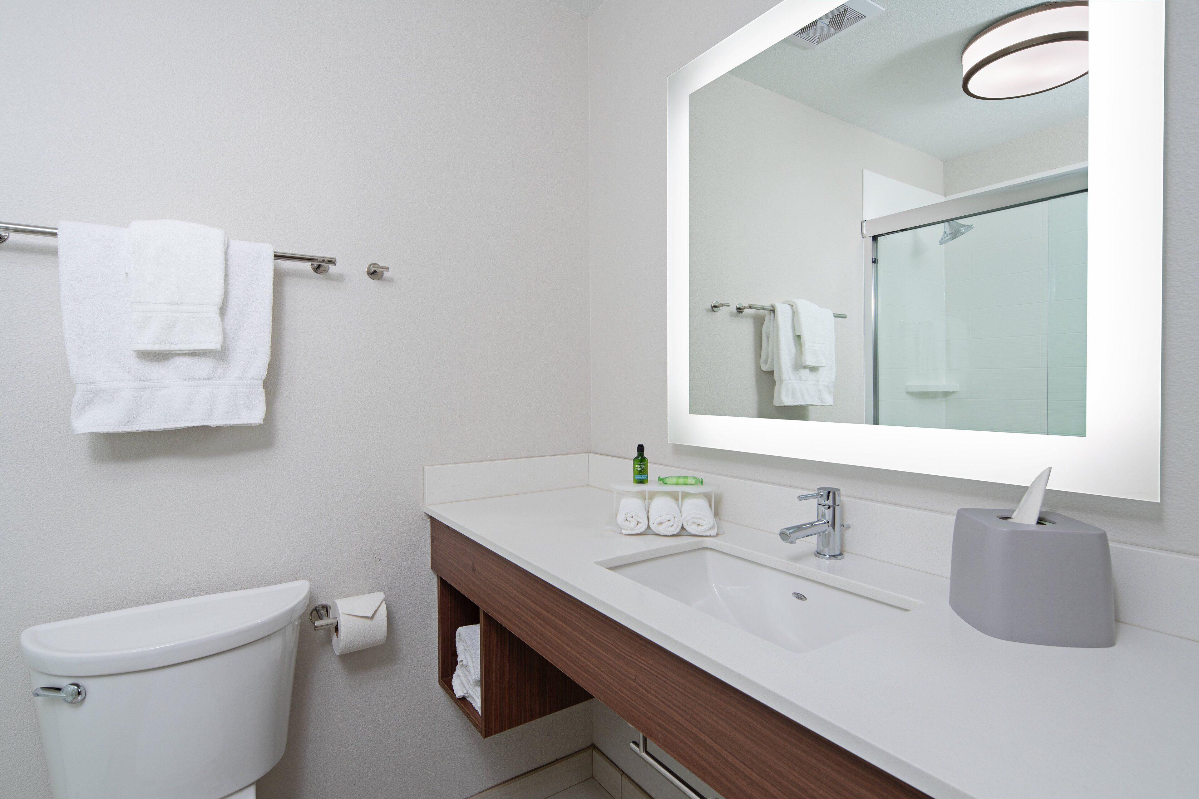 combined shower/bathtub, hair dryer, towels