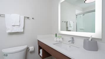 Combined shower/bathtub, hair dryer, towels