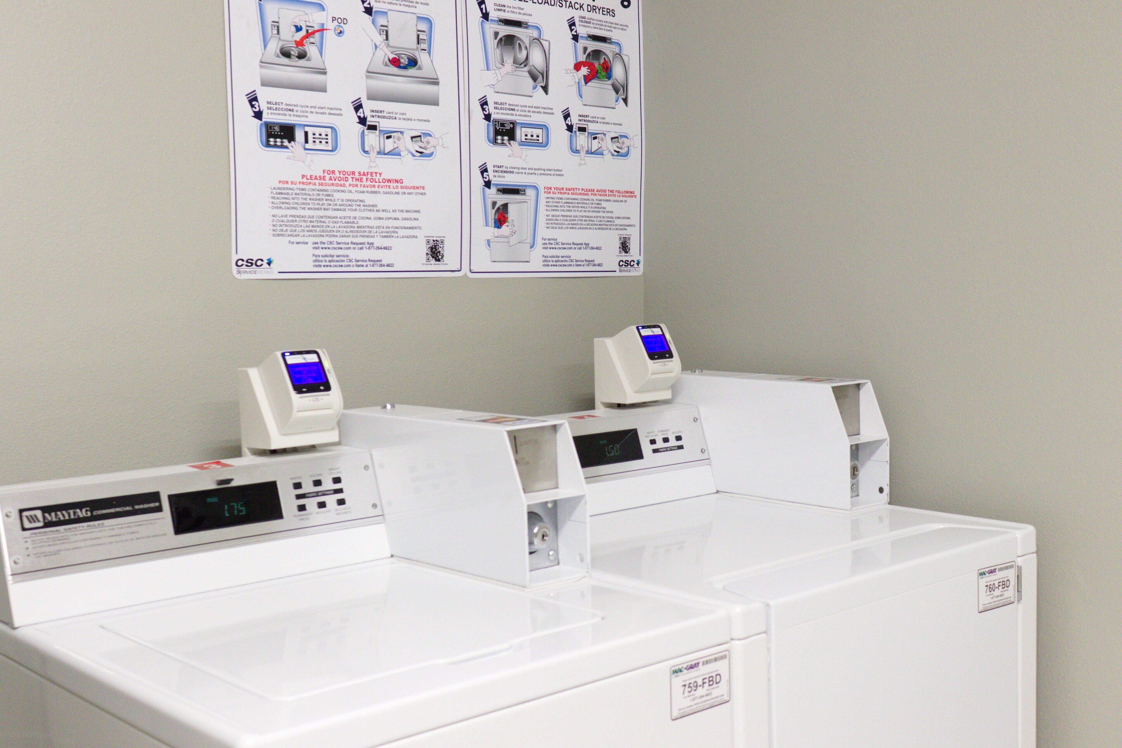 Een wasserette met twee wasmachines en een poster met instructies.