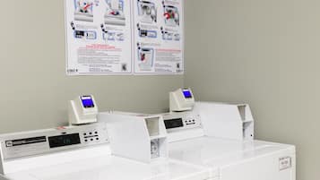 Een wasserette met twee wasmachines en een poster met instructies.