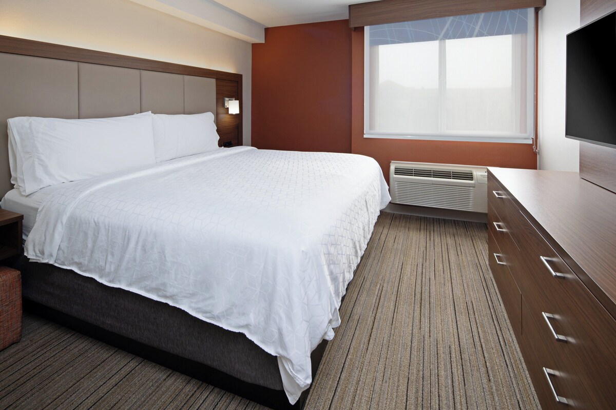 Desk, iron/ironing board, WiFi (free), bed sheets
