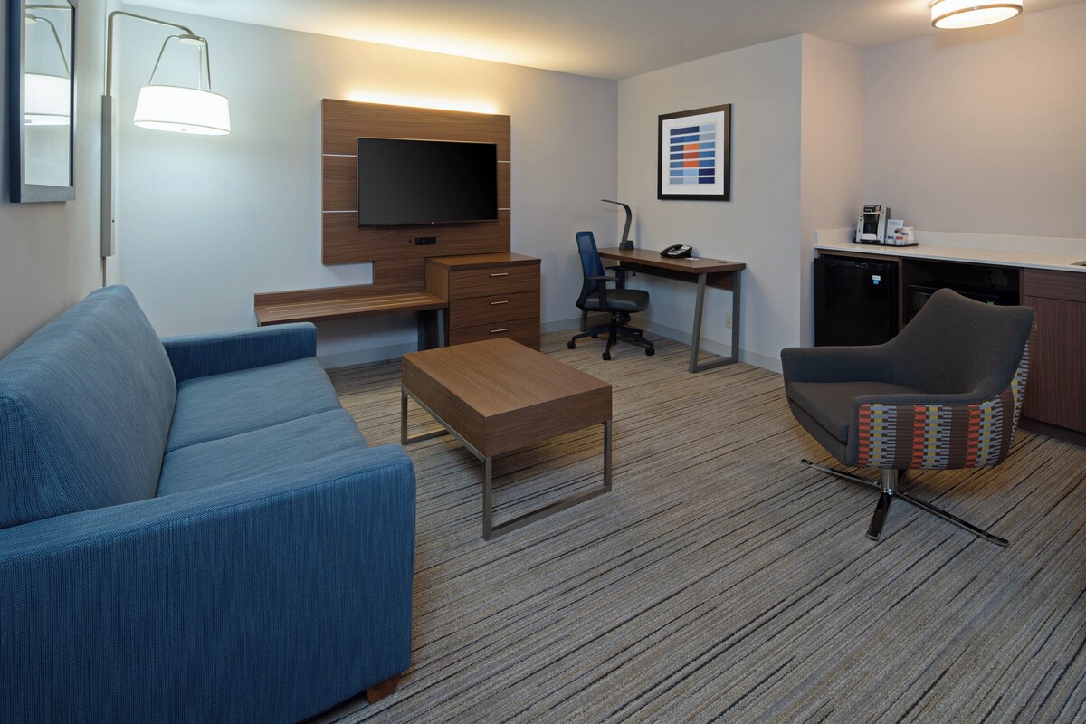Desk, iron/ironing board, WiFi (free), bed sheets
