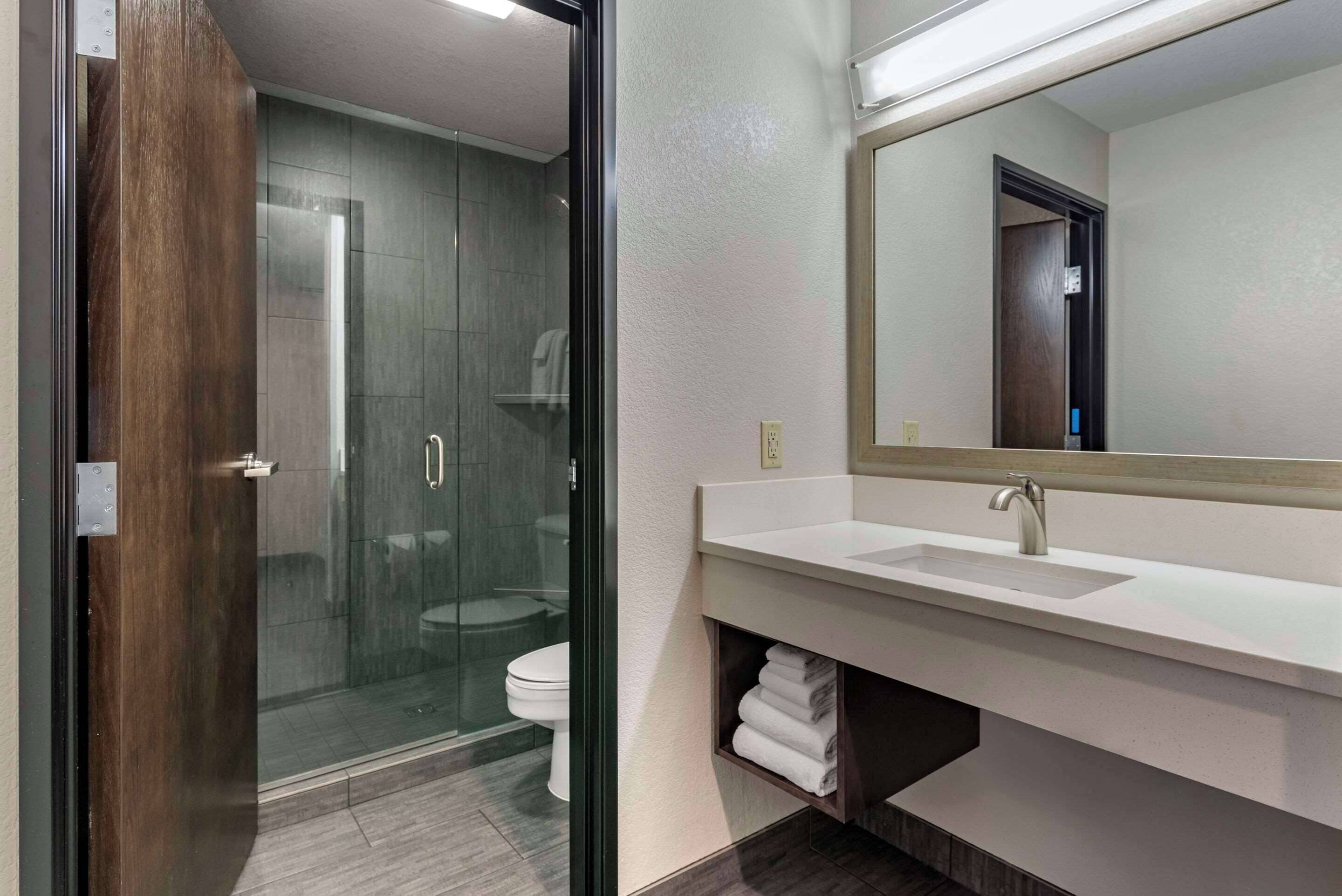 room, 1 king bed, accessible, non smoking | pillow-top beds, iron/ironing board, cots/infant beds, free wifi