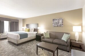 Habitación, 1 cama King size y sofá cama, para no fumadores | Sala de estar | Televisión de pantalla plana de 49 pulgadas con canales por cable 