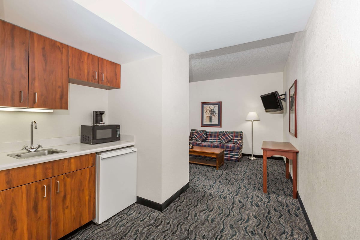 superior suite, 1 king bed, non smoking | pillow-top beds, in-room safe, desk, laptop workspace
