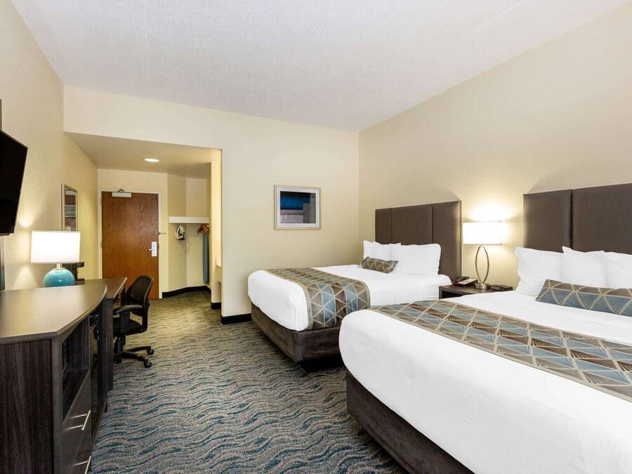 Standaard kamer, 2 queensize bedden, niet-roken | Pillowtop-bedden, een kluis op de kamer, een bureau, een laptopwerkplek