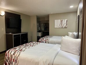 Desk, blackout curtains, iron/ironing board, free WiFi - Red Roof Inn & Suites Jackson - Richland (Richland)