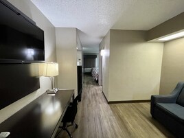 Escritorio, cortinas blackout y tabla de planchar con plancha 