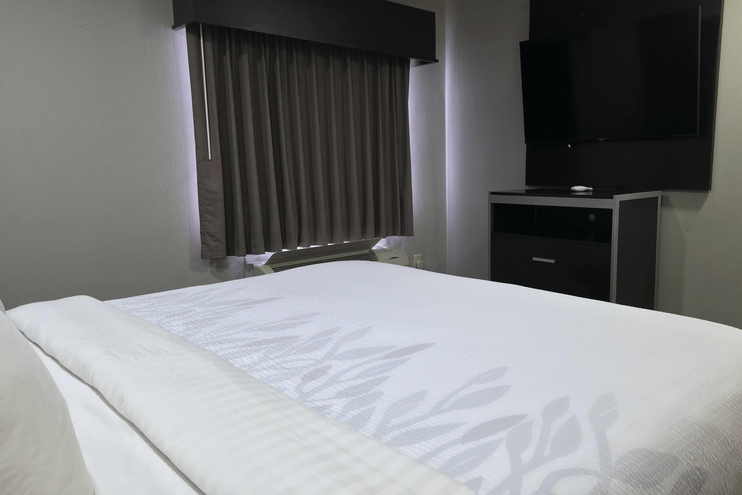 Escritorio, espacio para trabajar con laptop y cortinas blackout 