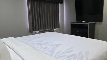 Escritorio, espacio para trabajar con laptop y cortinas blackout