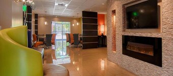 Days Inn & Suites by Wyndham Bonita Springs North Naples
