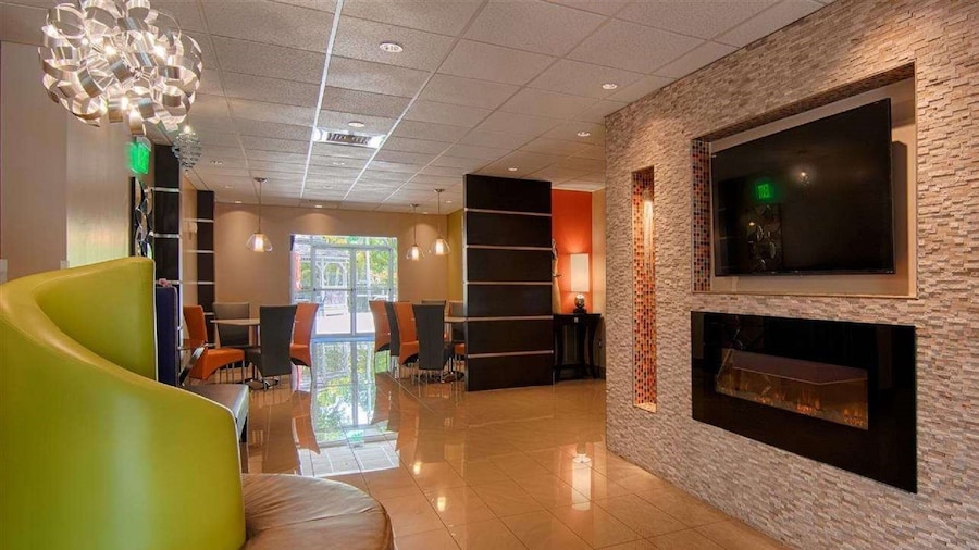 Days Inn & Suites by Wyndham Bonita Springs North Naples