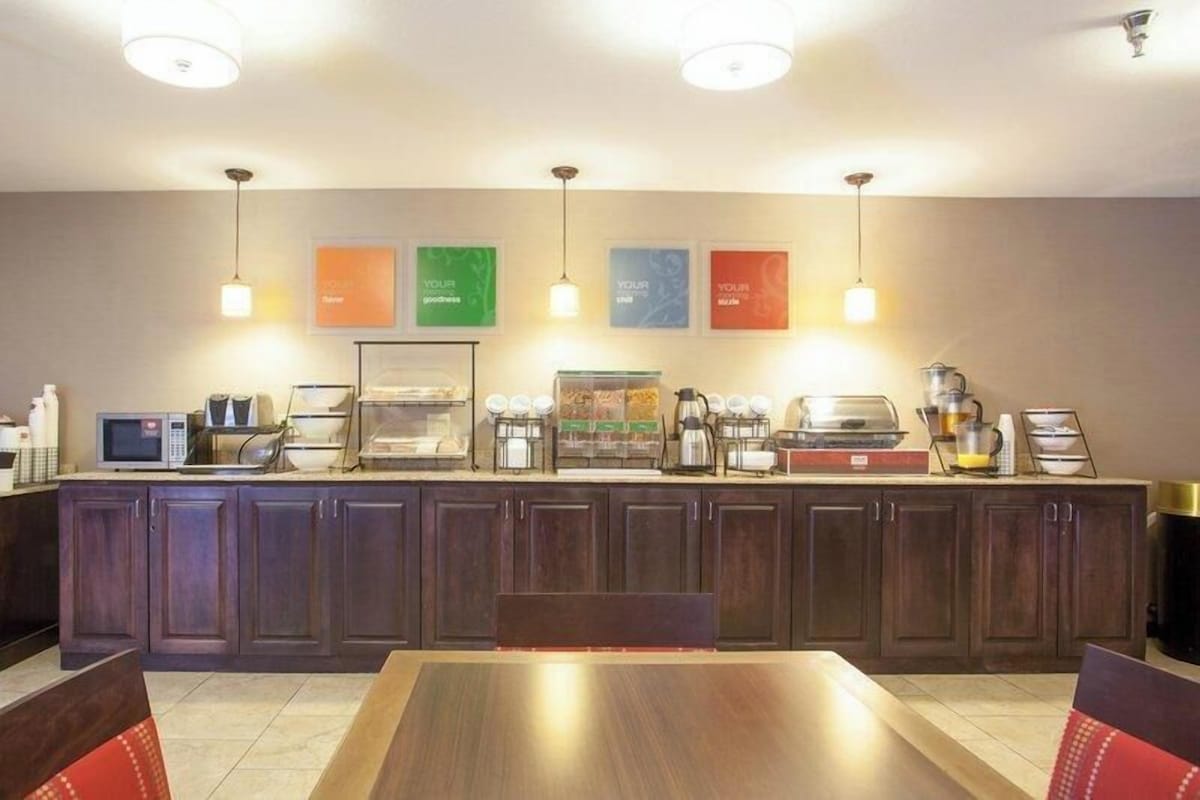 Ein Frühstücksbereich mit Mikrowelle, Kaffeemaschine und Toaster.