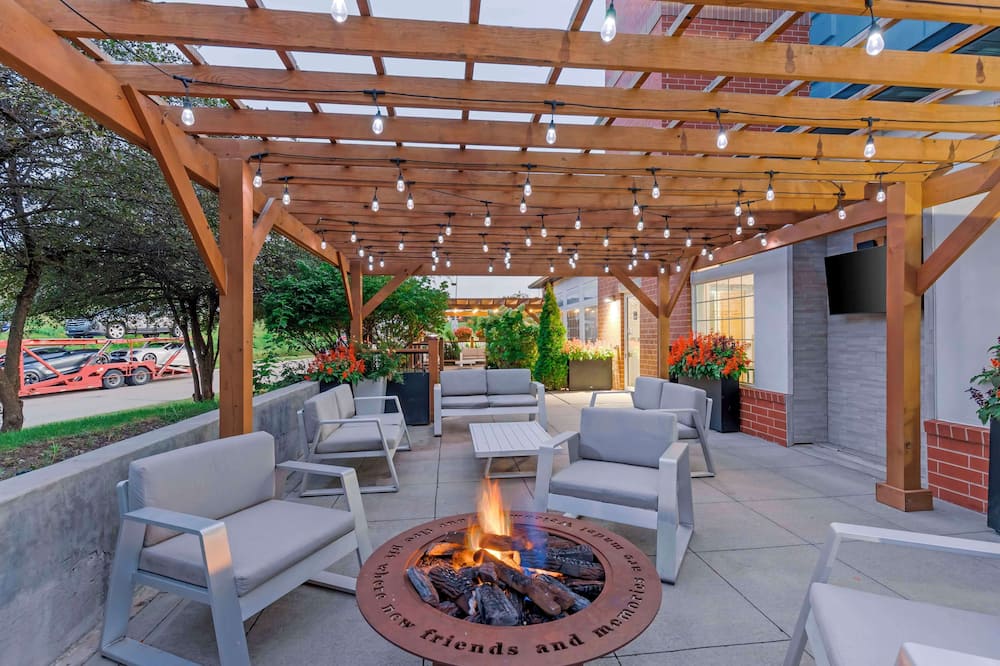 Best Western Plus Des Moines West Inn & Suites