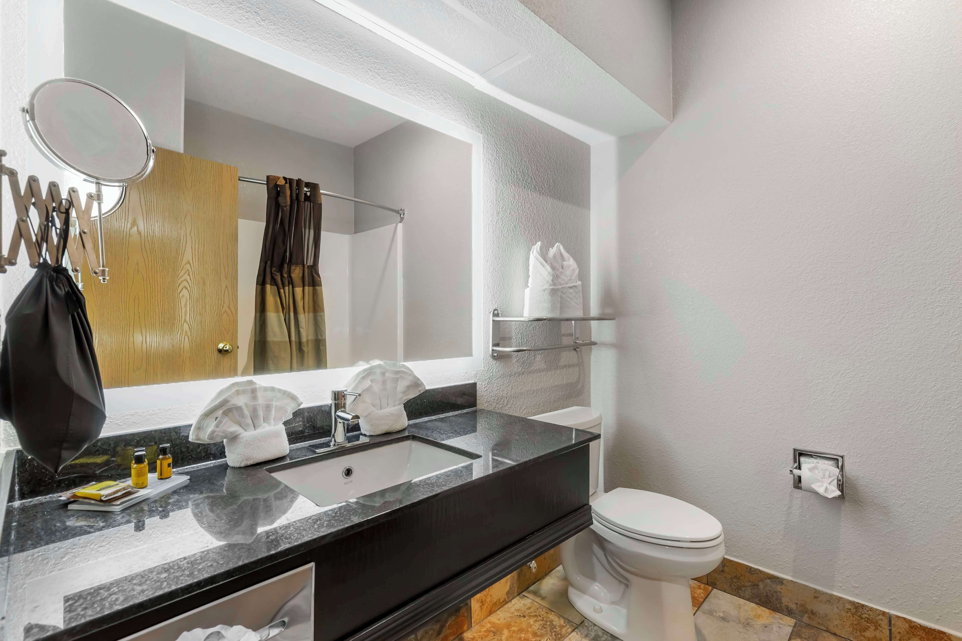 standard room, 1 king bed, non smoking, hot tub | bathroom | combined shower/bathtub, hair dryer, towels