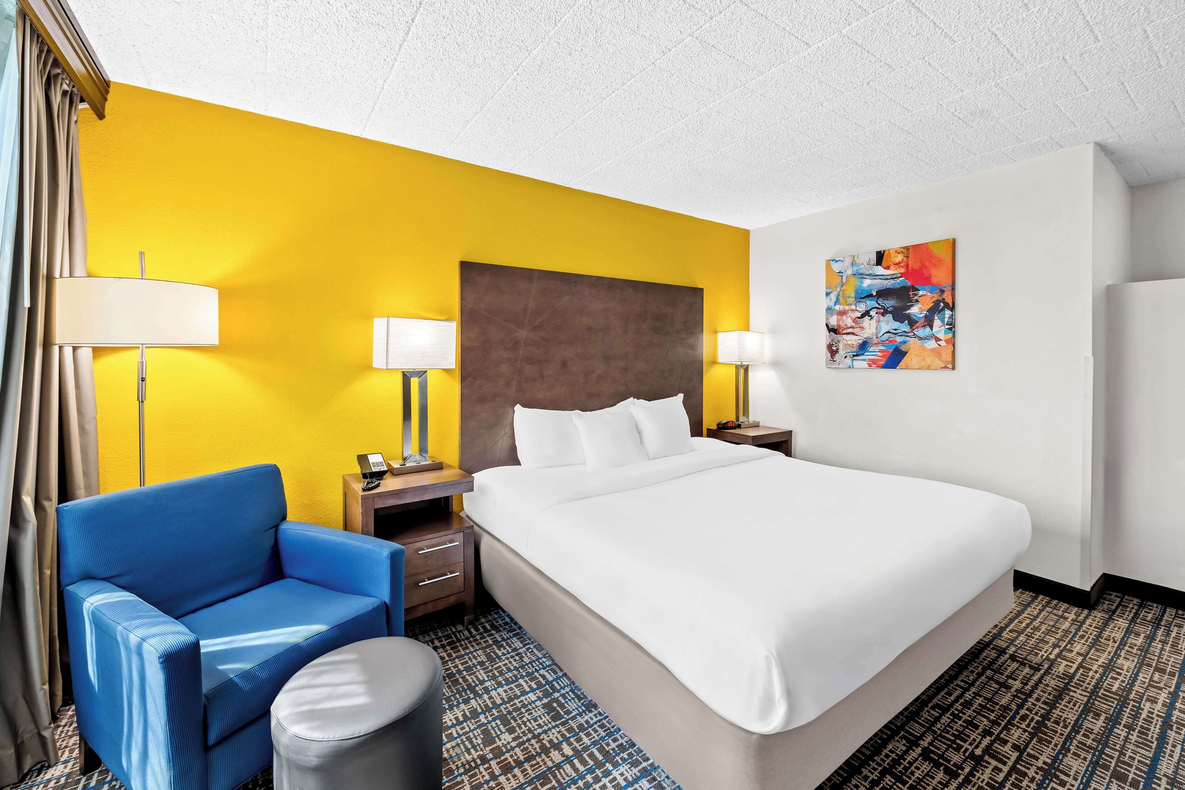 標準客房, 1 張特大雙人床, 非吸煙房, 冰箱和微波爐 | 客房內保險箱、獨特裝潢、布置獨特、書桌