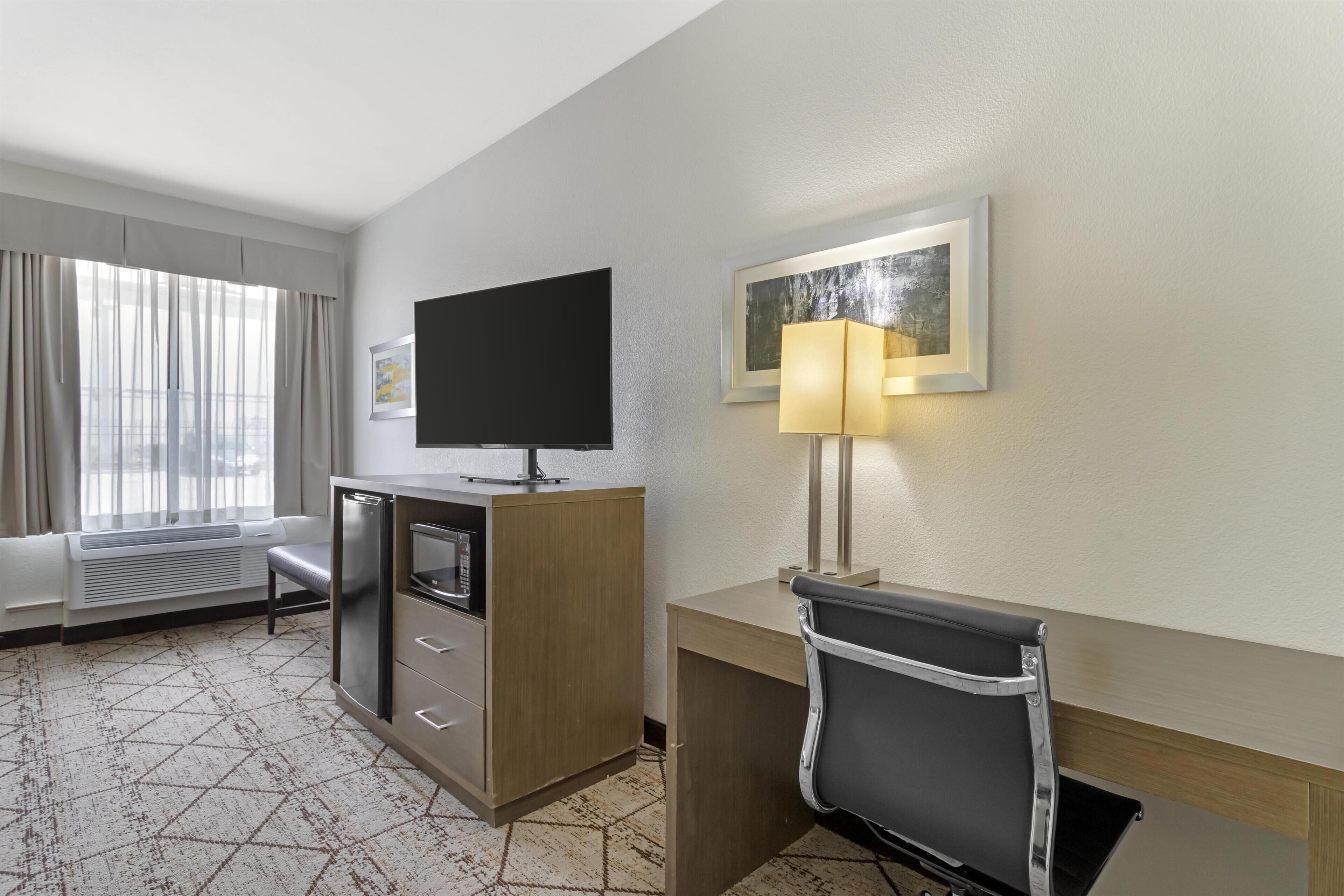 套房, 1 張特大雙人床, 無障礙, 浴缸 (with Sofabed) | 1 間臥室、客房內保險箱、書桌、筆電工作空間