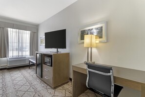 套房, 1 张特大床, 无障碍, 浴缸 (with Sofabed) | 1 多间卧室、客房内保险箱、办公桌、笔记本电脑工作区