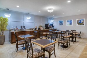 Free buffet breakfast - Best Western Champions Forest Inn and Suites (Houston)