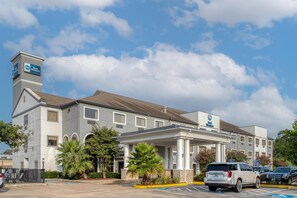 Un hotel Best Western con un diseño moderno, que cuenta con una entrada cubierta y un estacionamiento con espacios reservados para discapacitados.