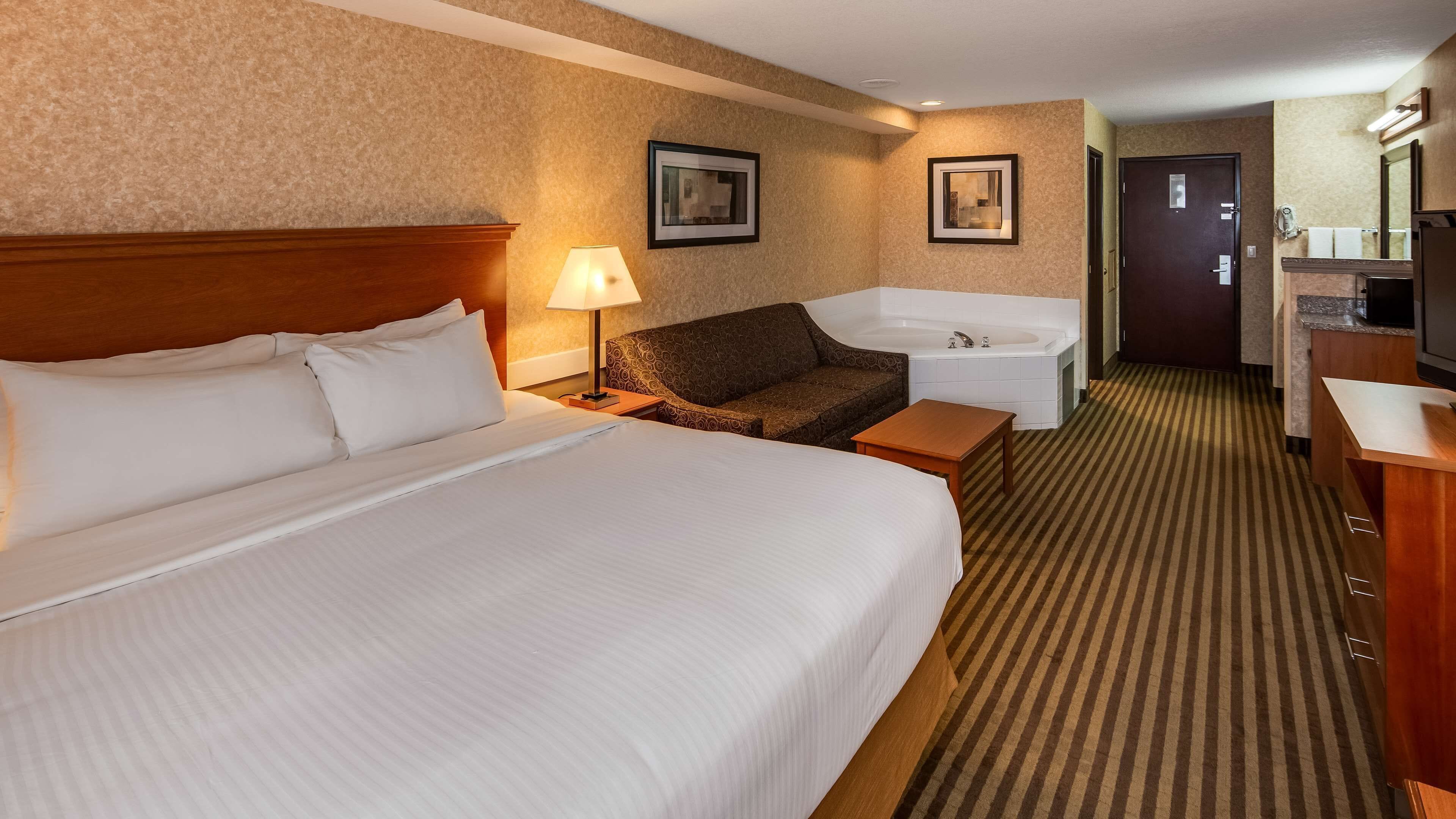 suite, 1 king bed, accessible, kitchenette (with sofabed) | premium bedding, pillow-top beds, in-room safe, desk