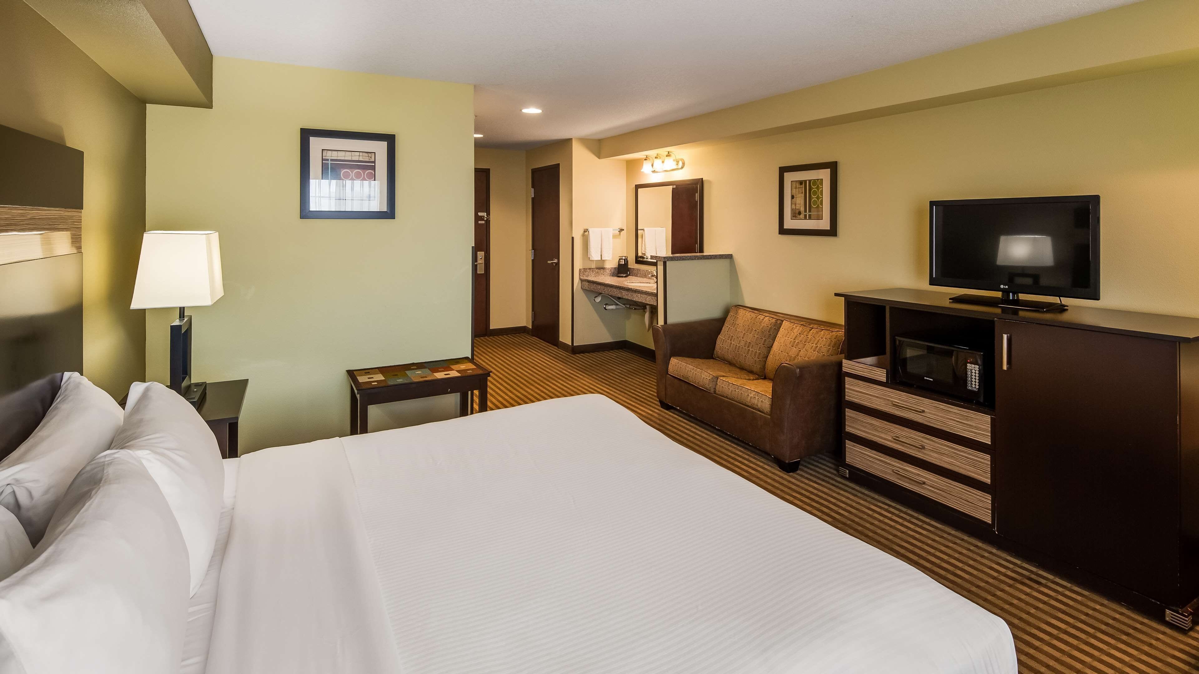 premium bedding, pillow-top beds, in-room safe, desk