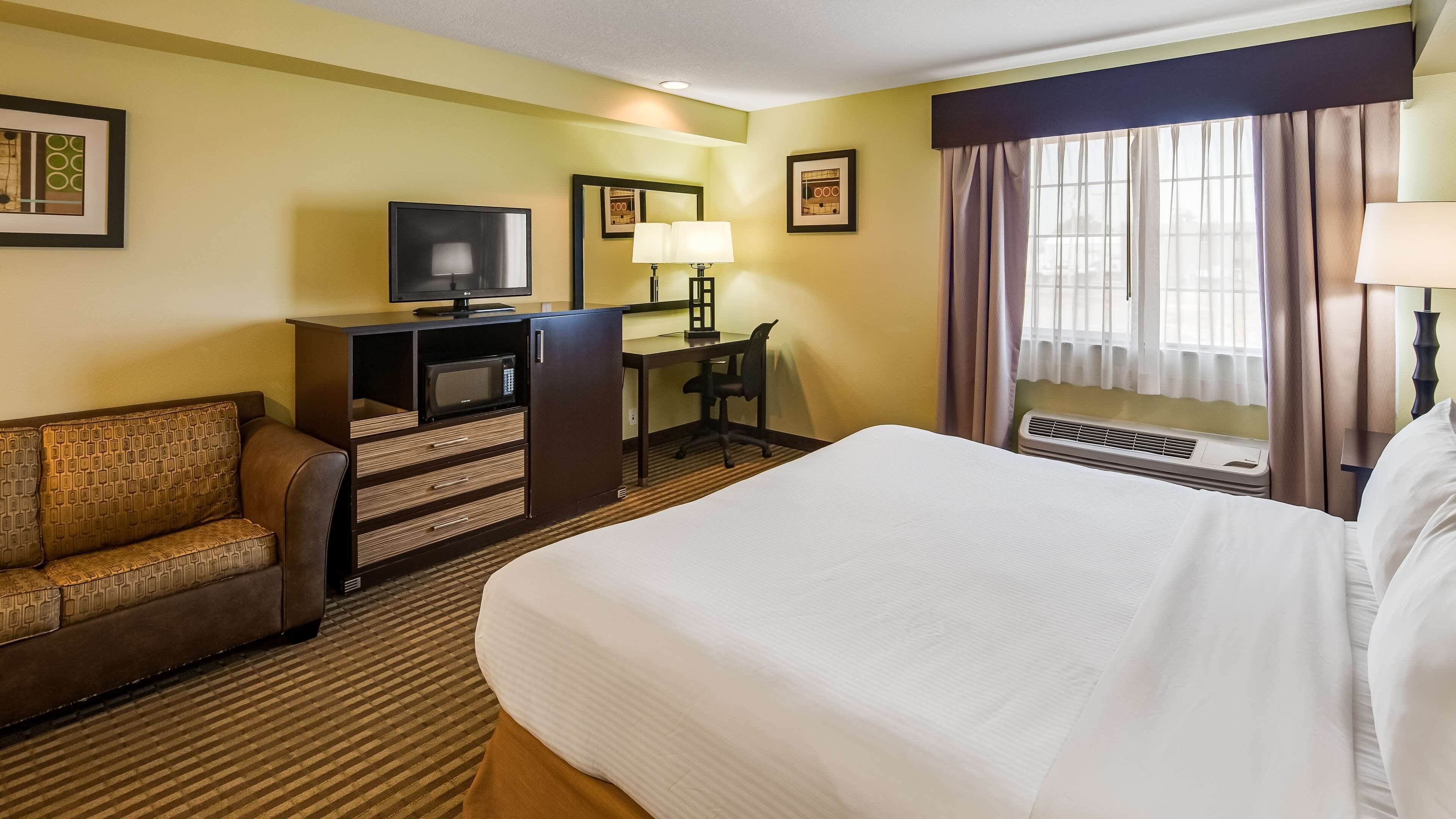 premium bedding, pillow-top beds, in-room safe, desk