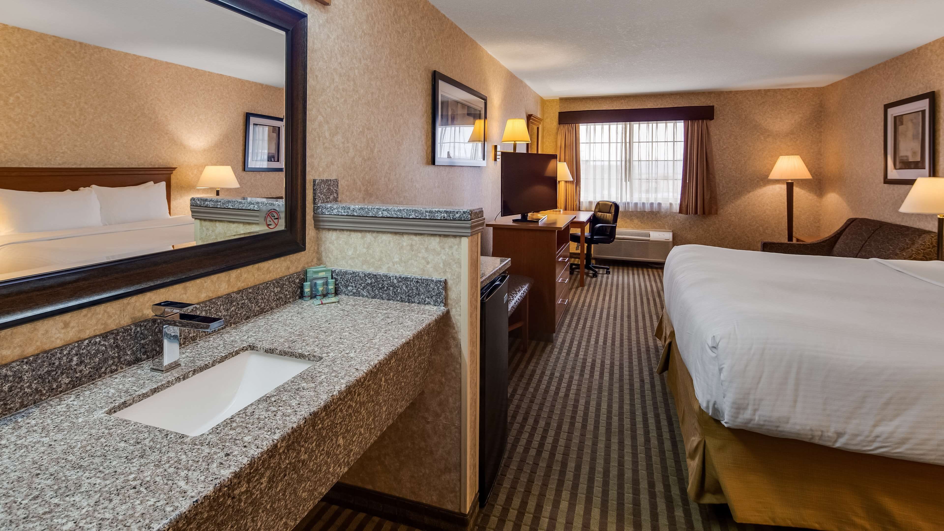 premium bedding, pillow-top beds, in-room safe, desk