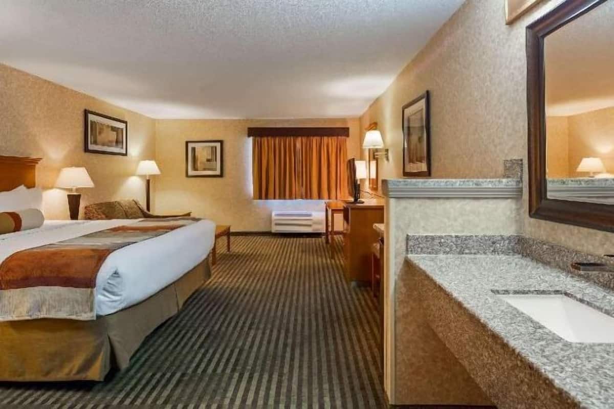 Premium bedding, pillow-top beds, in-room safe, desk