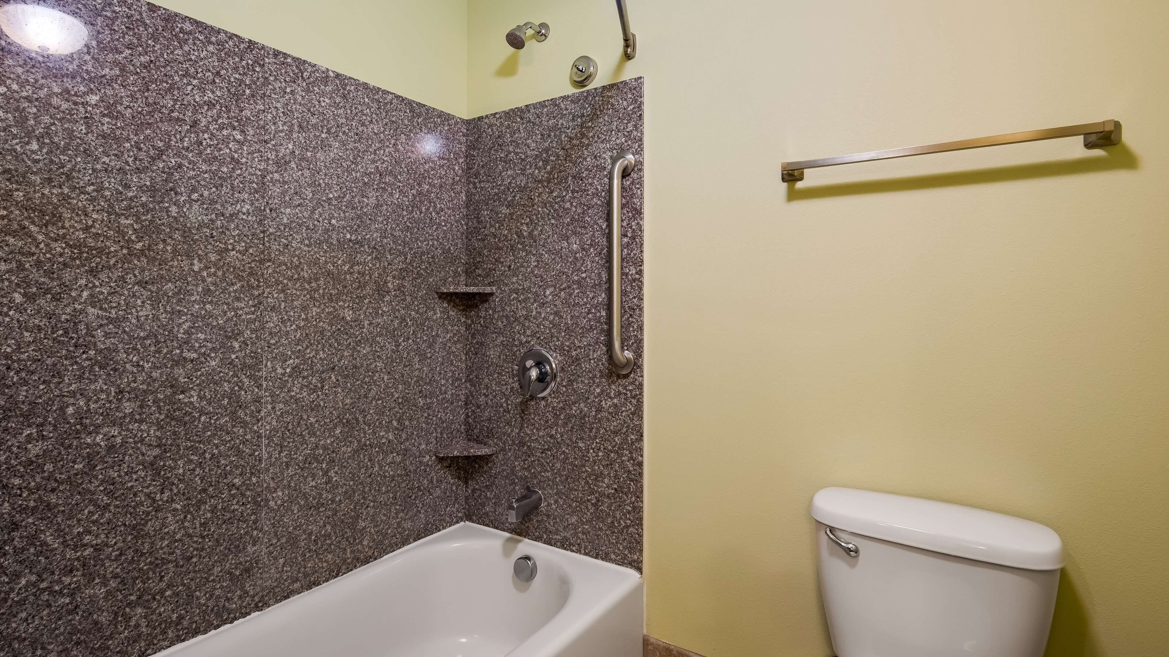 combined shower/bathtub, rainfall showerhead, free toiletries