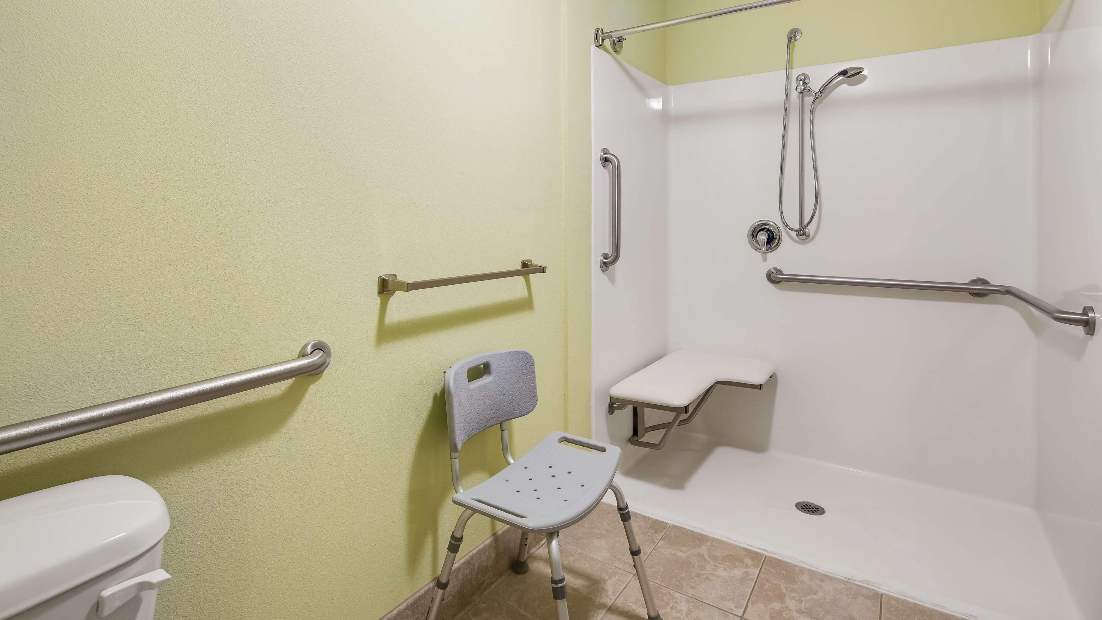 standard room, 1 king bed, accessible, non smoking | bathroom | combined shower/bathtub, rainfall showerhead, free toiletries