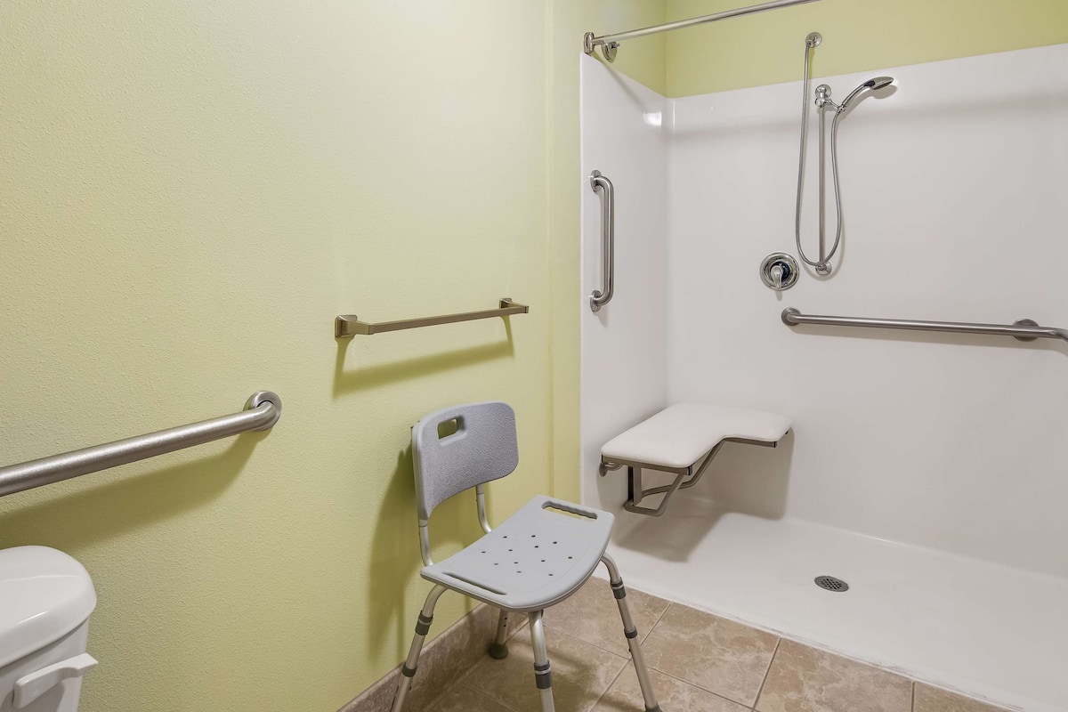 standard room, 1 king bed, accessible, non smoking | bathroom | combined shower/bathtub, rainfall showerhead, free toiletries