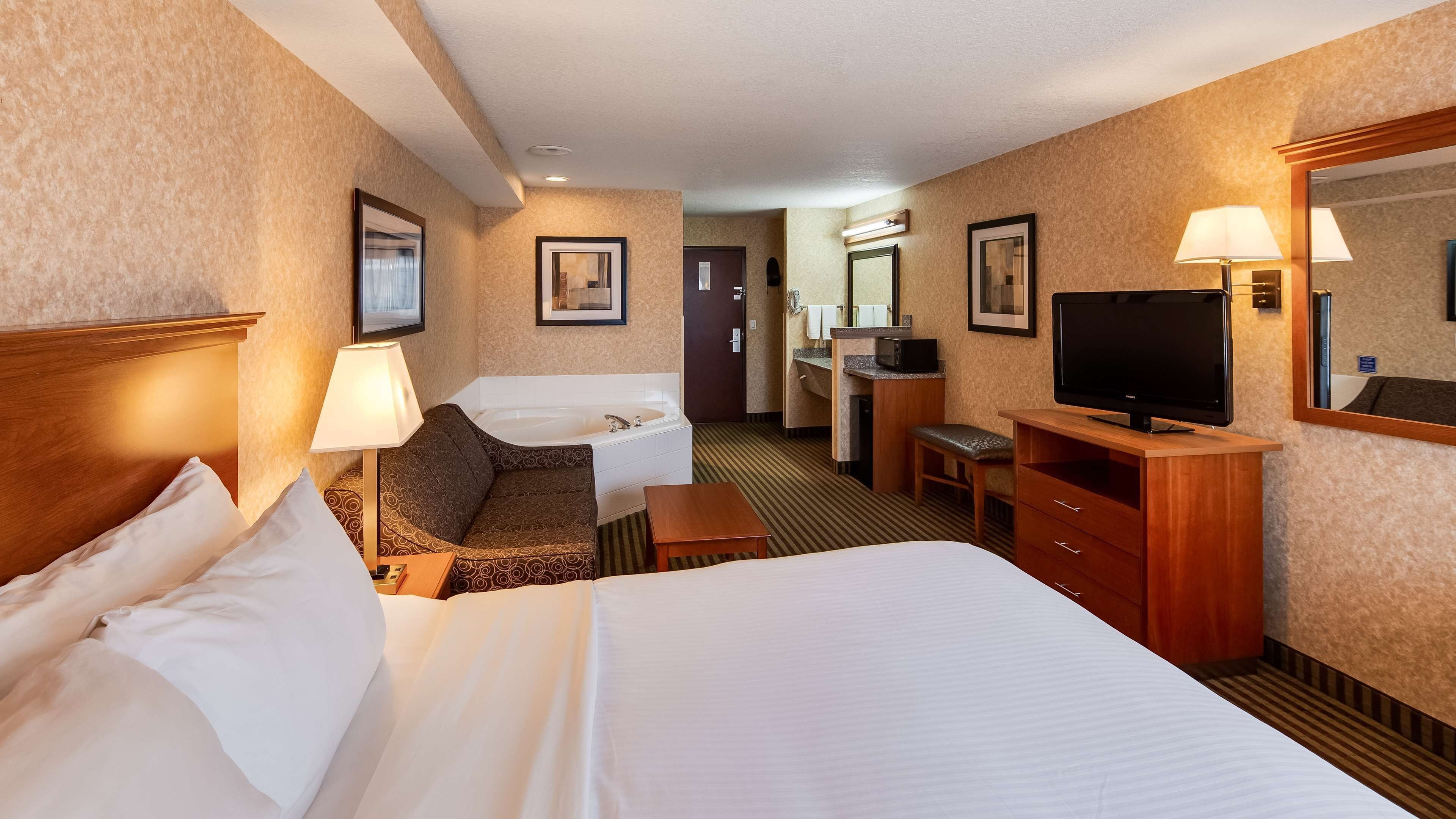 suite, 1 king bed, accessible, kitchenette (with sofabed) | premium bedding, pillow-top beds, in-room safe, desk