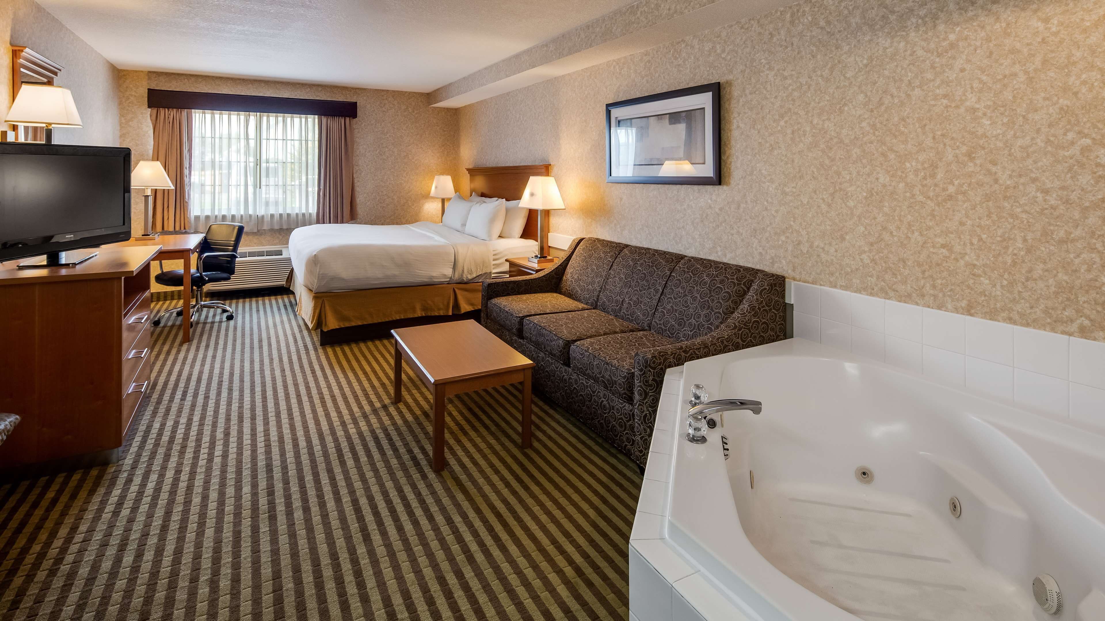 suite, 1 king bed, accessible, kitchenette (with sofabed) | premium bedding, pillow-top beds, in-room safe, desk