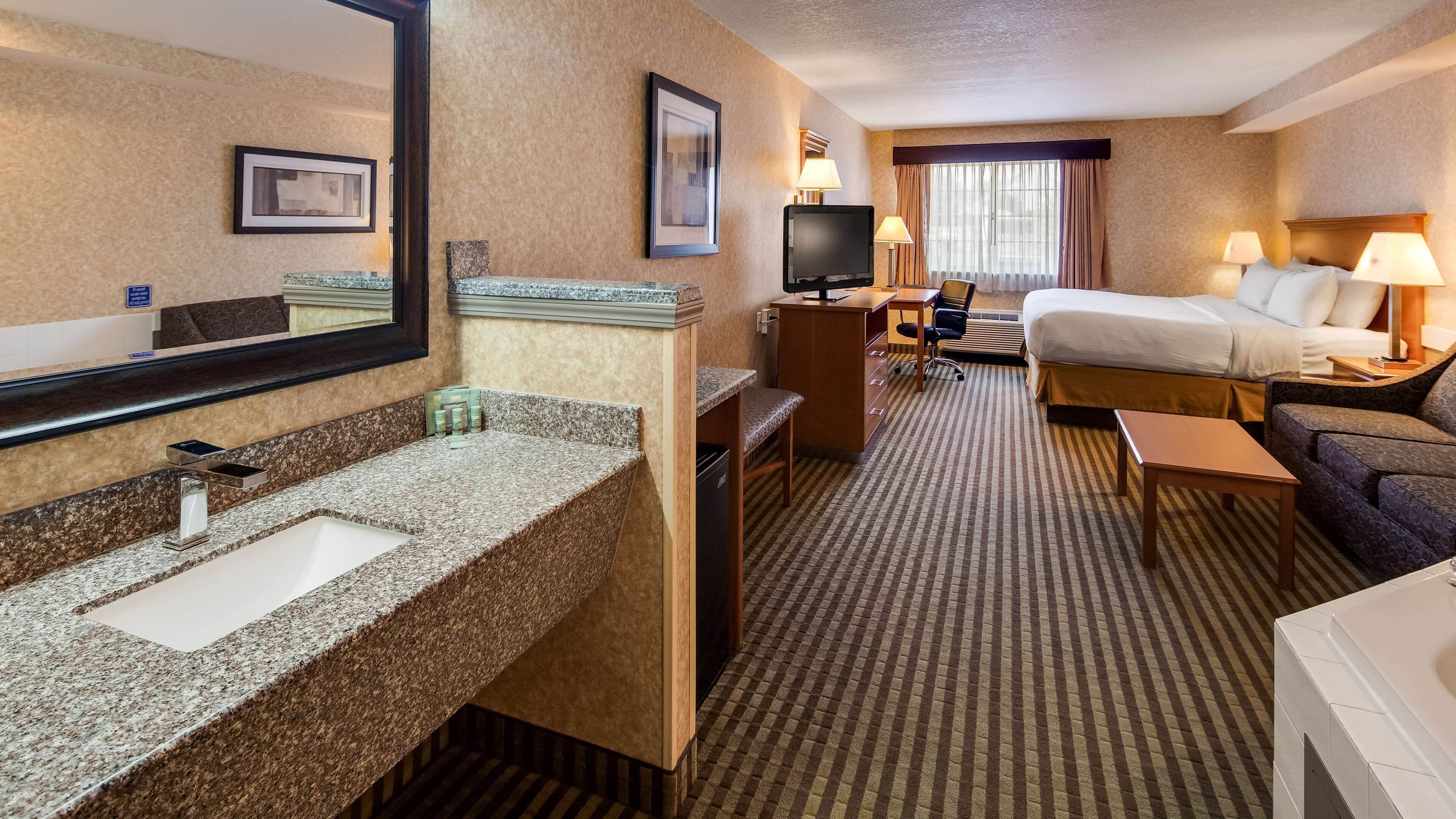 suite, 1 king bed, accessible, kitchenette (with sofabed) | premium bedding, pillow-top beds, in-room safe, desk