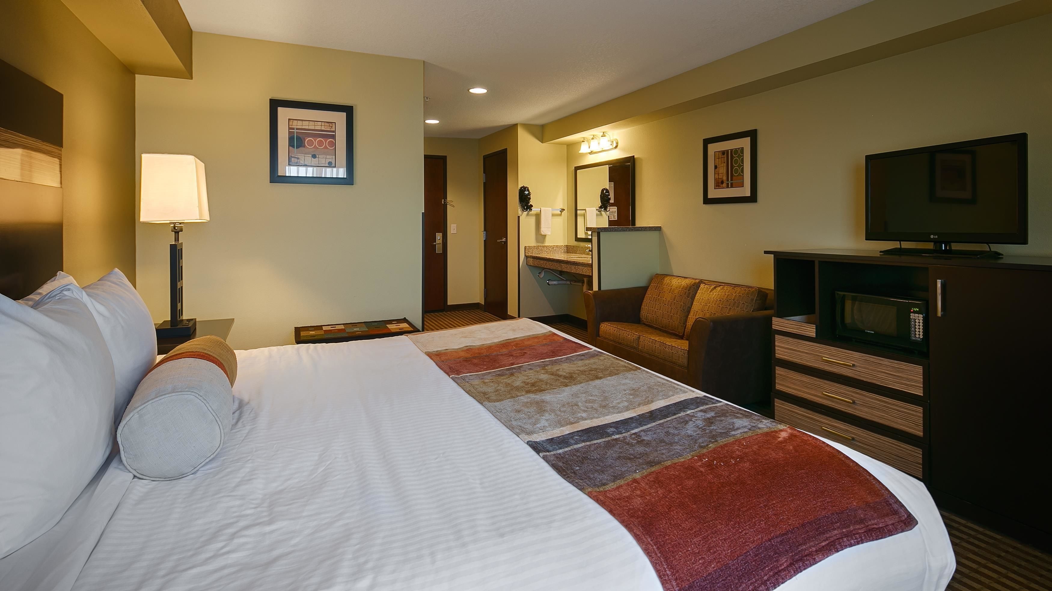 standard room, 1 king bed, non smoking, jetted tub (oversized room) | premium bedding, pillow-top beds, in-room safe, desk