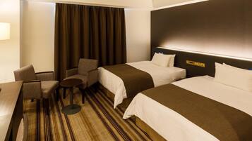 Premium bedding, down duvets, desk, blackout curtains