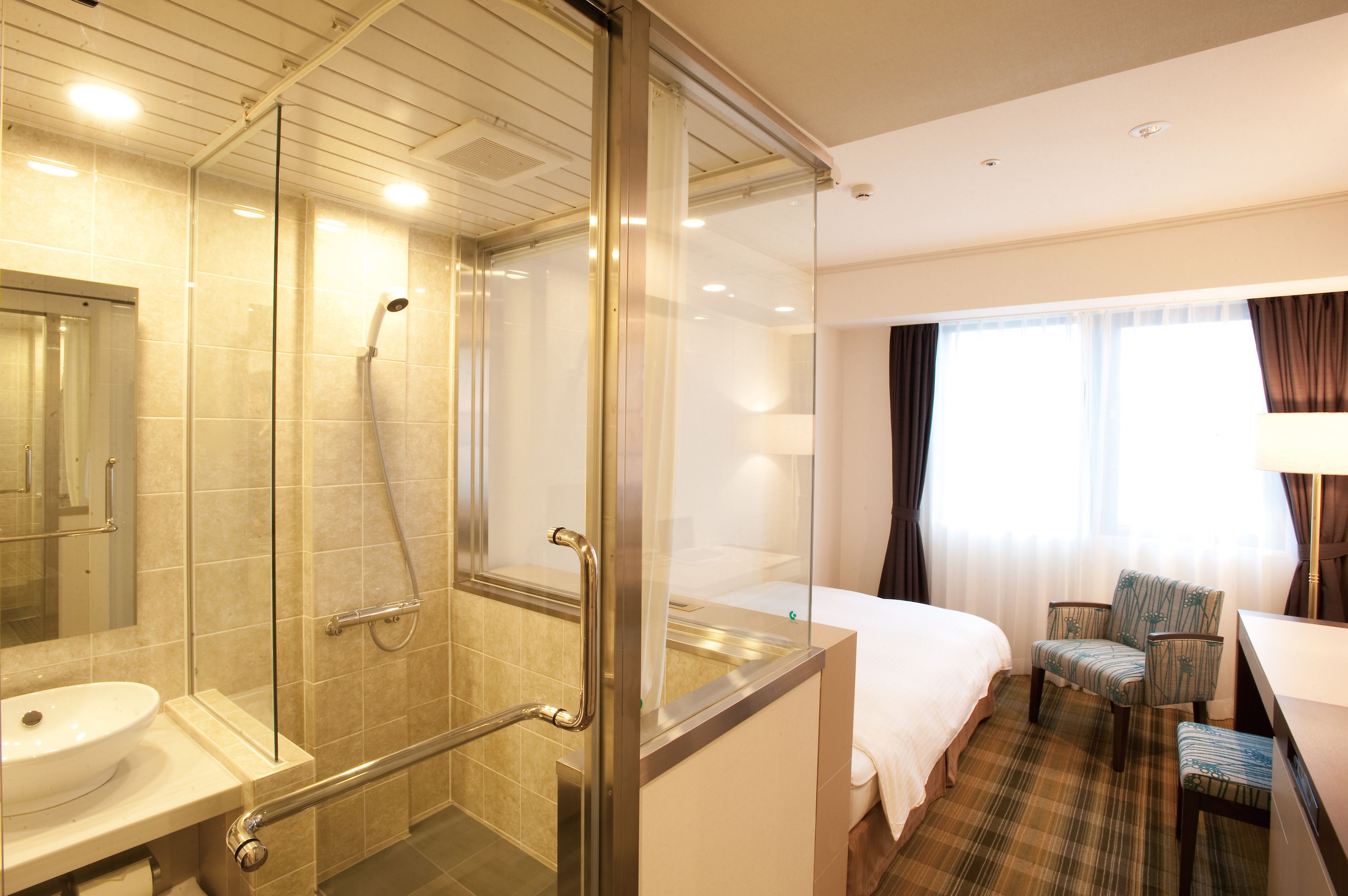 Douche, articles de toilette gratuits, sèche-cheveux, chaussons
