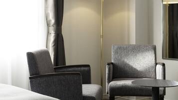 Premium bedding, down duvets, desk, blackout curtains