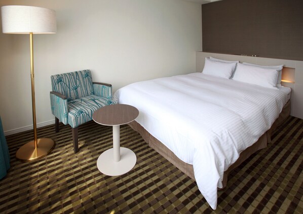 Premium bedding, down duvets, desk, blackout curtains