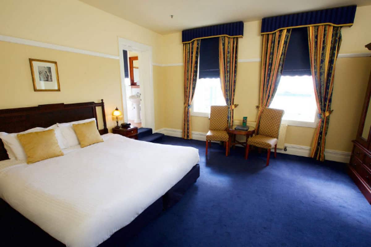 Premium bedding, in-room safe, iron/ironing board, free WiFi