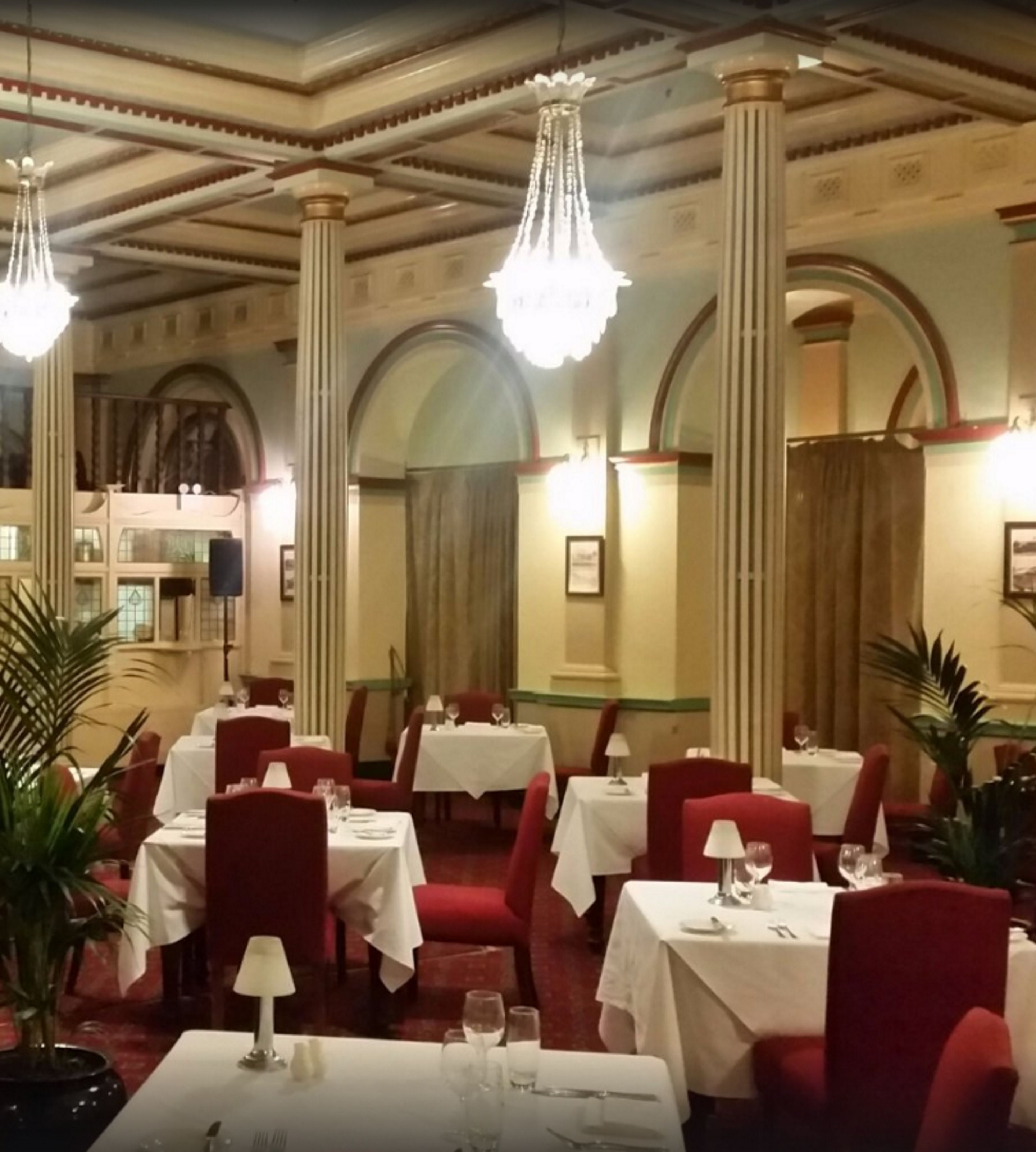 2 restaurants, lunch, dinner served; international cuisine