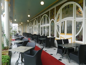 2 restaurants, lunch, dinner served; international cuisine