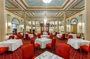 2 restaurantes: opção de almoço e jantar