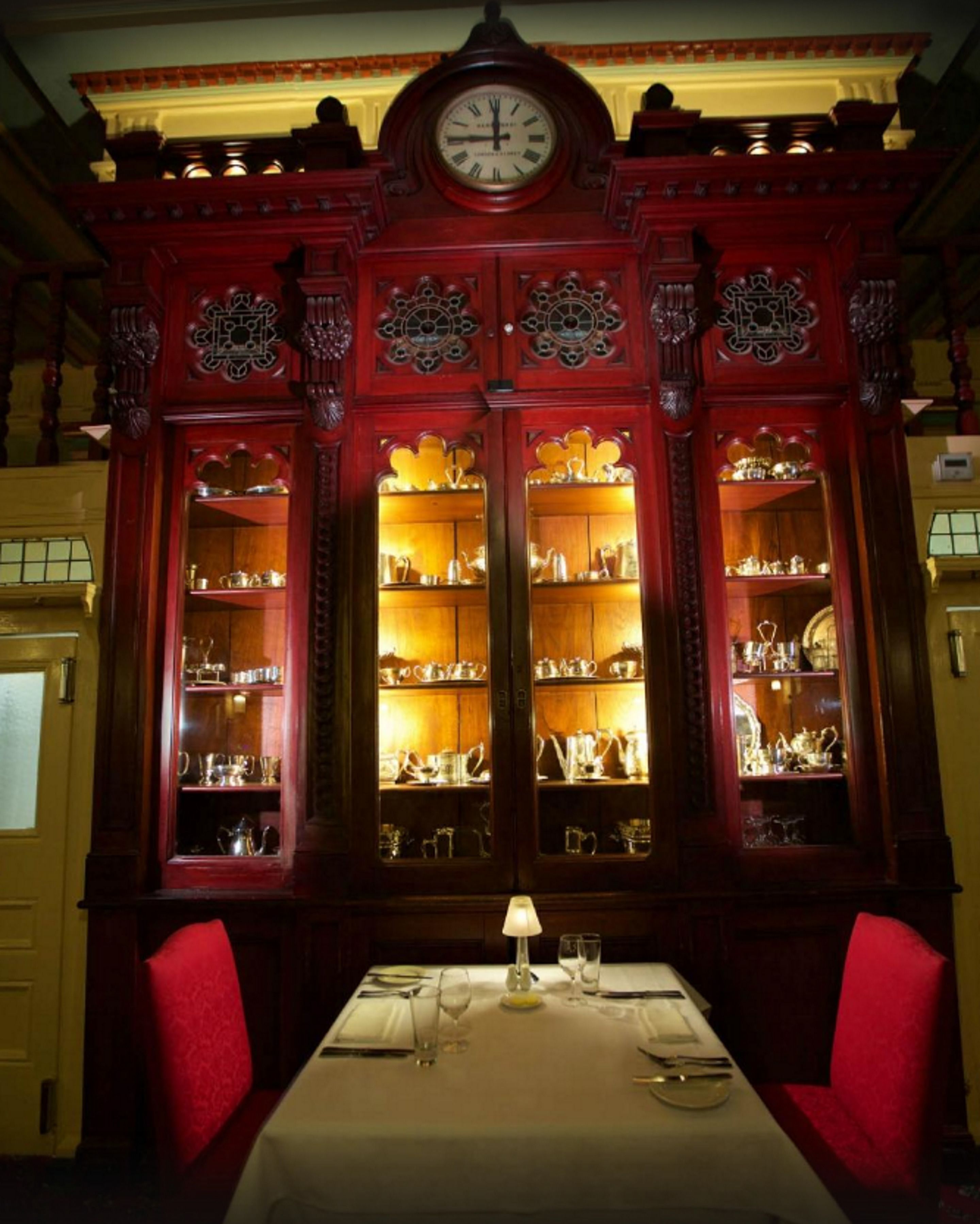 2 restaurants; lunch and dinner served 