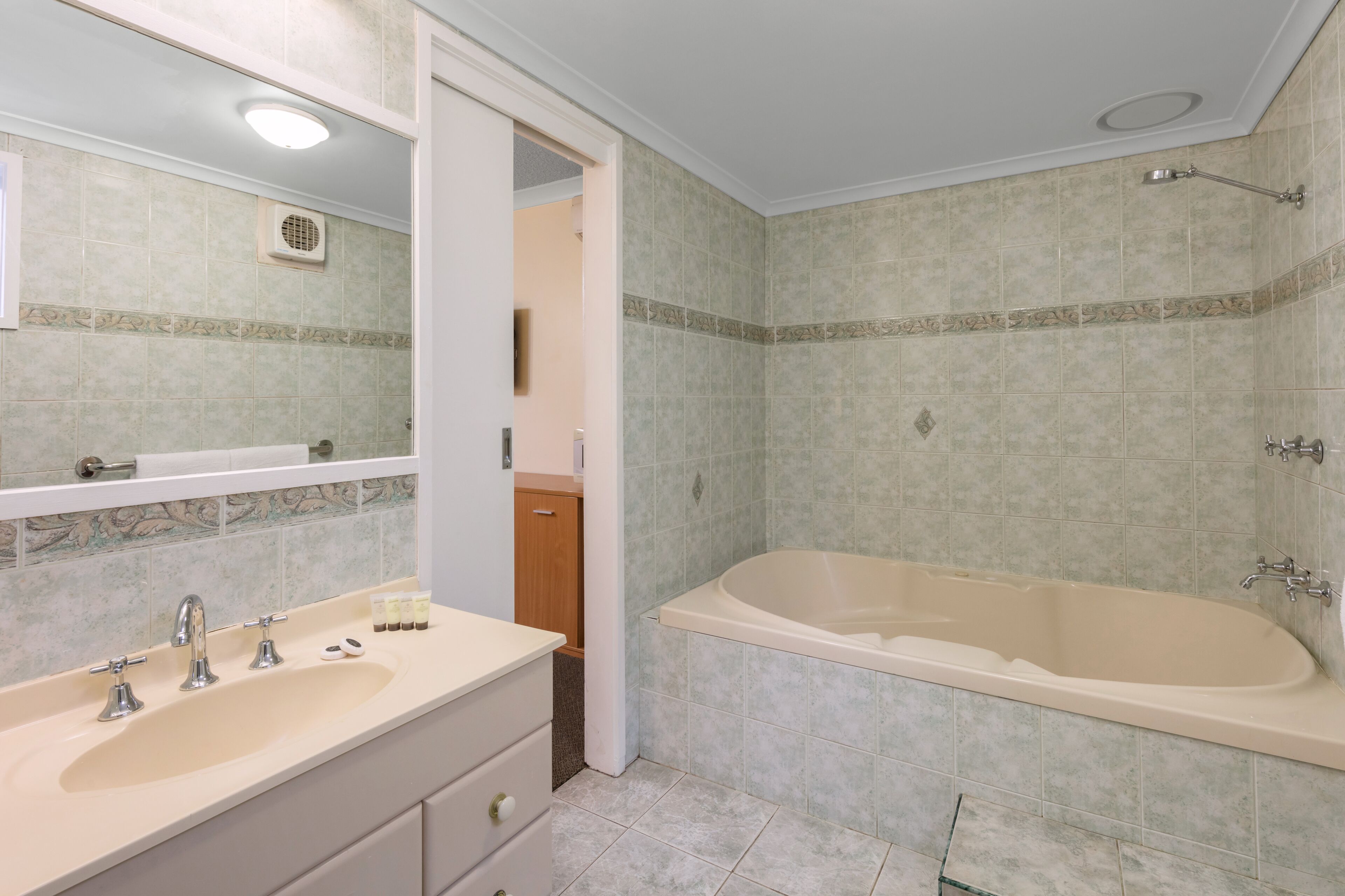 Standard Room, 1 Queen Bed, Non Smoking, Jetted Tub | Bathroom