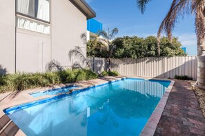 Seasonal outdoor pool - Governor Gipps Motor Inn (Traralgon)