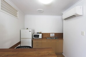 Suite, 1 Schlafzimmer | Zimmersafe, Schreibtisch, laptopgeeigneter Arbeitsplatz