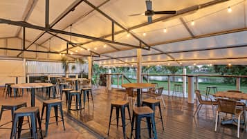 Serveert ontbijt en diner