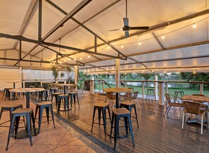 아침 식사 및 저녁 식사 제공